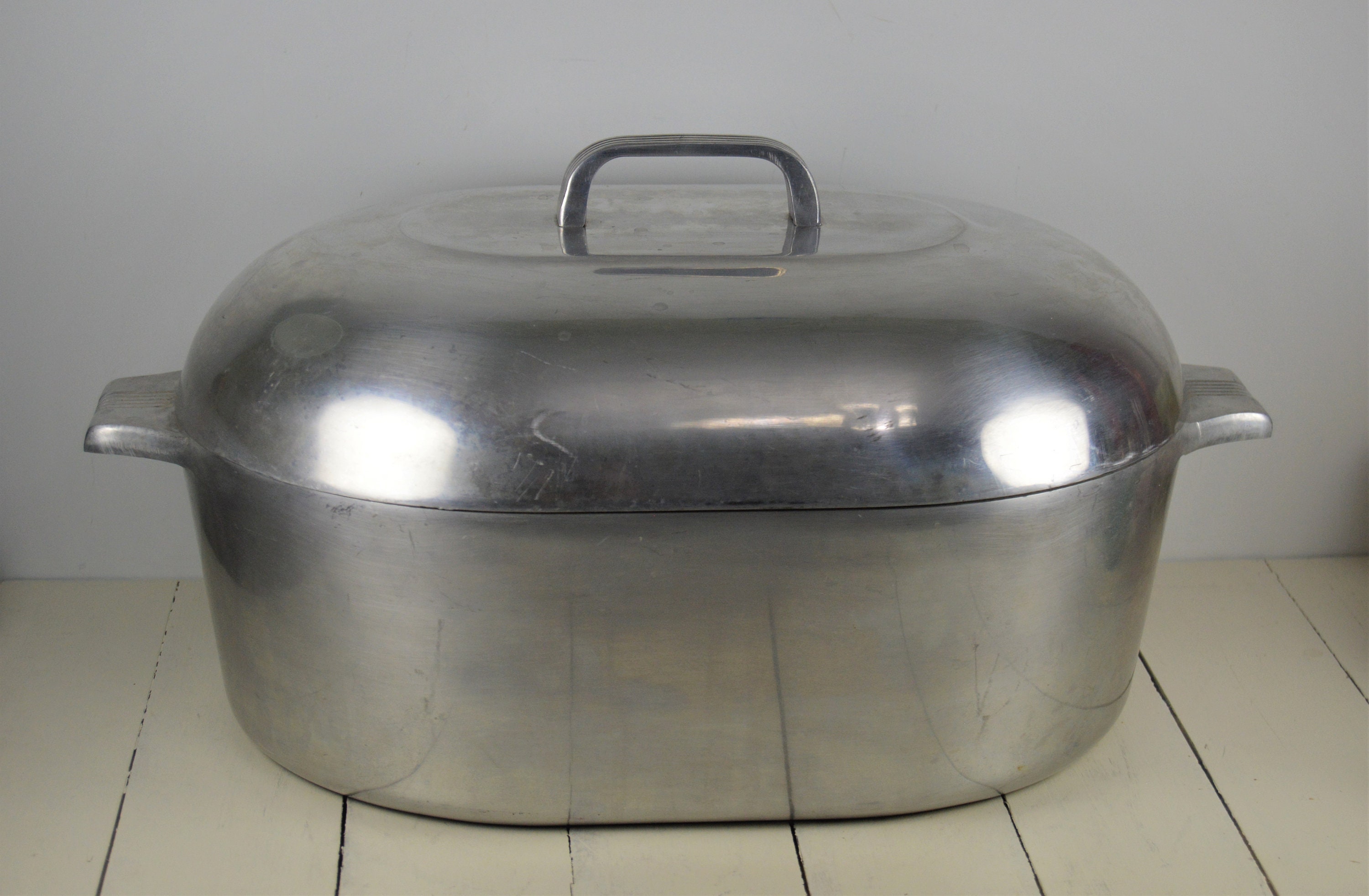 Vintage Wagner Ware Magnalite Oval Roaster 4265-P Aluminum w/Trivet for  Sale in Temecula, CA - OfferUp