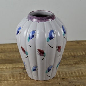 Arabia ARA Finland 5.25&quot; Pottery Vase, White with Purple Rim, Blue and Red Flowers, Used