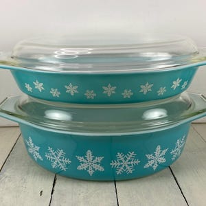 Set of 2 Pyrex SNOWFLAKE Oval Casserole Dishes, White on Turquoise, 2 Dishes + 2 Lids, Shallow Oval Open Baker, 045 2.5 Quart, See Notes