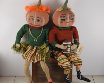 Tradiciones reunidas de Joe Spencer Lucille y Defensa Dan Shelf Sitters 18", Jugador de fútbol y animadora con cabeza de calabaza, Colores otoñales