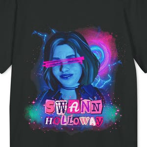 Puede incluir: Camiseta negra con un gráfico de una mujer con cabello azul y gafas de neón rosa. El texto "SWANN HOLLOWAY" está impreso en letras rosa y azul.