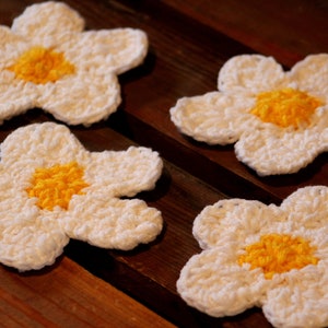 Flower Coasters Crochet- set of four, handmade crochet  coasters, drink coasters, daisy coasters, coffee mugs, mug mat set, tea coasters