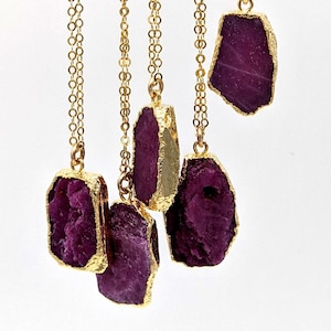 Colar de rubi bruto, pingente de rubi natural, colar de pedra preciosa eletroformada, colar de cristal bruto, presentes de aniversário de 30 a 40 anos para mulheres, colar de chakras