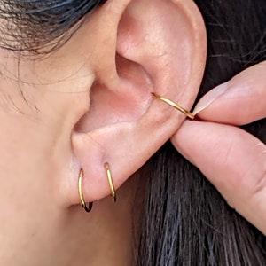Titanium earrings Gold huggie earrings Small hoop earrings Cartilage earring Forward helix earring Conch hoop Daith piercing 18ga 1mm Septum