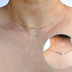 Delicado colar de rosário de labradorita e disco inicial Colar em camadas de ouro/prata Gargantilha de pedras preciosas iridescentes Presente personalizado para madrinha de casamento