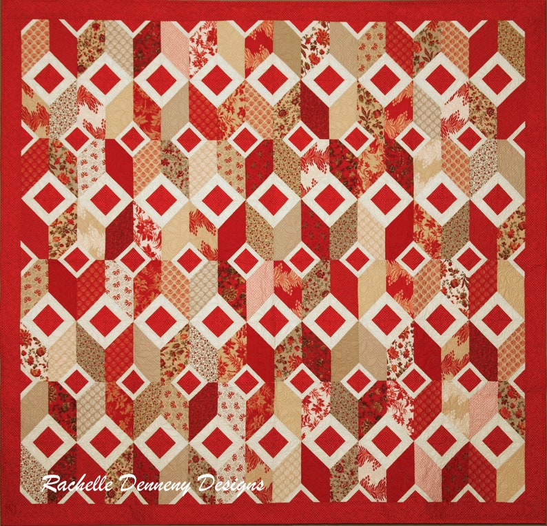 Op de afbeelding: Een rood, wit en beige quilt met een geometrisch patroon. De quilt is gemaakt van vierkanten en ruiten. De quilt is gesigneerd met "Rachelle Dennery Designs".