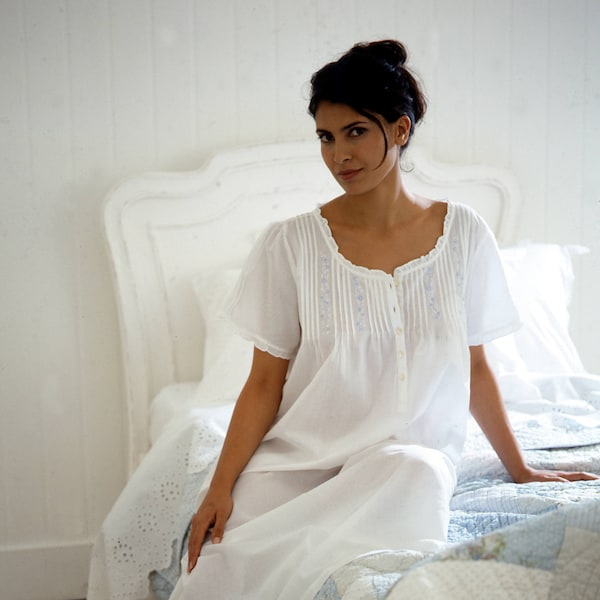 Damen weißes Baumwoll-Rasennachthemd, Knopf vorne geeignet für Schwangerschafts- und Krankenhausaufenthalte. Stil ELEANOR