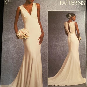 Może przedstawiać: Wzór sukni ślubnej Vogue Patterns V1032. Wzór przedstawia bezrękawną, kremową suknię ślubną z głębokim dekoltem w kształcie litery V i zwiewną spódnicą. Suknia ma dopasowany gorset i lekki tren. Wzór zawiera widok z tyłu.
