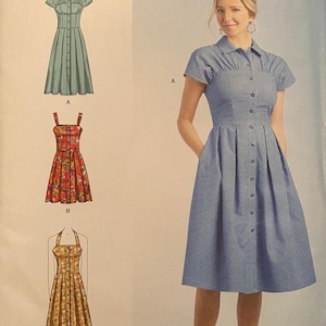 Può includere: Modello di cucito Simplicity S9742 con tre modelli di abiti. L'immagine principale mostra una donna con un vestito a quadretti blu. Il modello include le taglie 30-38.