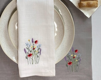 Mantel individual de lino bordado: decoración rústica de mesa con flores silvestres