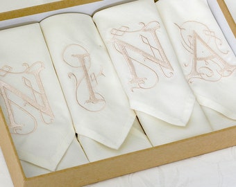 Broderade monogramservetter i bomull, personlig bröllopspresent