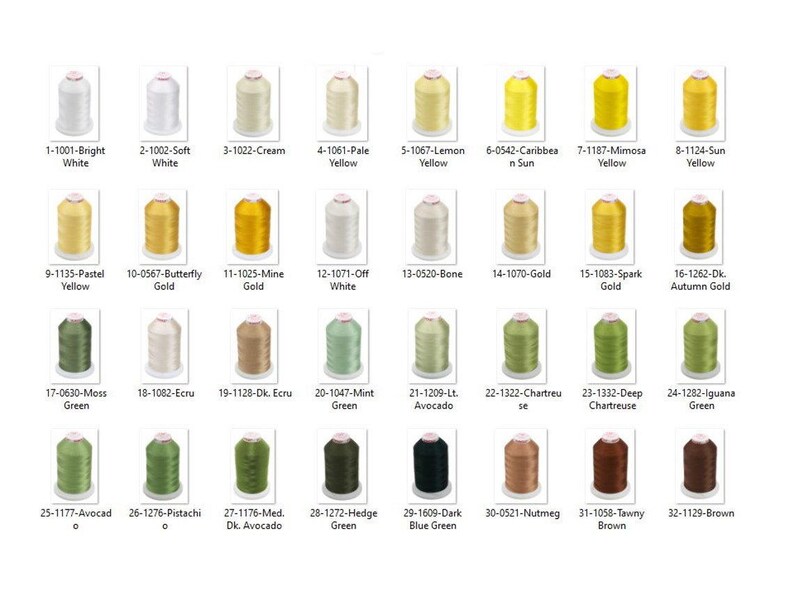 Puede incluir: Una carta de colores con treinta y dos carretes de hilo de bordar dispuestos en cuatro filas. Cada carrete est&aacute; etiquetado con un n&uacute;mero y un nombre de color, desde blanco brillante y varios tonos de amarillo y oro hasta verdes, marrones y negro.