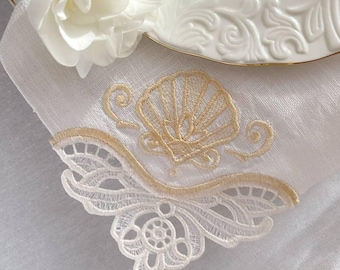 Guardanapos de linho com conchas bordadas: decoração de casamento com renda costeira