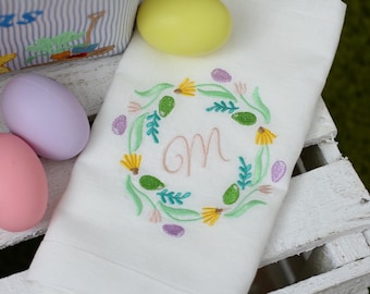 Broderad påskservett i linne: Personligt blommigt monogram
