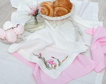 Geborduurde linnen servetten, tafeldecoratie met bloemen, boerenservetten