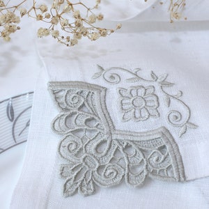 Handgemachte Leinen Serviette mit Spitze Ecke: Rustikale Tischdekoration