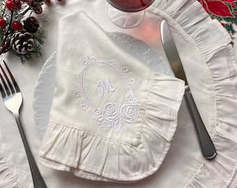 Ivory Servietten: Gesticktes Monogramm, Rüschenrand