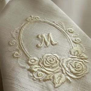 Servilletas de lino personalizadas con monograma, servilletas de boda bordadas, servilletas de tela para cena, servilletas con iniciales personalizadas, decoración elegante para la mesa. imagen 6