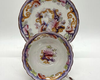 Antyczna fioletowa filiżanka do herbaty ze spodkiem w kwiaty, angielska porcelana kostna, ok. 1850 r.