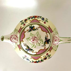 Tetera con remate floral, hecha en Inglaterra, decoración vintage para el hogar, regalo para amantes del té, tetera reciclada.