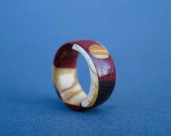 Anillo de banda en madera de olivo, fresno, ziricote, corazón rojo, ébano, padouk