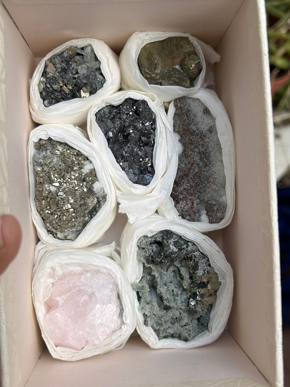 Una scatola di minerali da collezione, un kit di minerali, quarzo con  inclusioni, pirite, rocce e geodi. Home decor. -  Italia