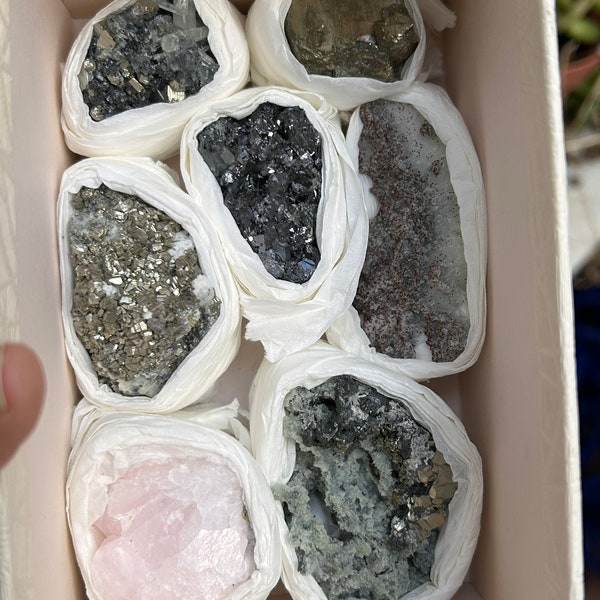 Una caja de minerales de colección, kit de minerales, cuarzo con inclusiones, pirita, rocas y geodas. Decoración del hogar.