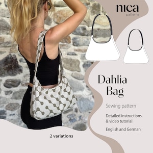 Puede incluir: Un patrón de costura Dahlia Bag de nica patterns con dos variaciones. La imagen muestra un bolso de hombro con un patrón geométrico en beige y verde oscuro, junto con dibujos técnicos, instrucciones y un tutorial en video.