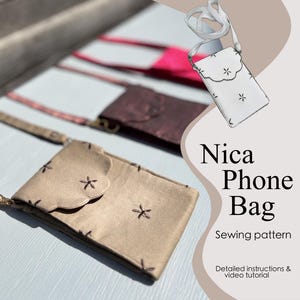 Può includere: Un cartamodello Nica Phone Bag con istruzioni dettagliate e video tutorial. L'immagine mostra tre piccole borse a tracolla rettangolari con patta smerlata e dettagli a stella ricamati nei colori beige, marrone e rosa.