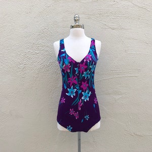 Maillot de bain VINTAGE des années 70, 80, violet rose et bleu imprimé floral hawaïen une pièce maillot de bain couverture complète garçon short bas petit moyen S M