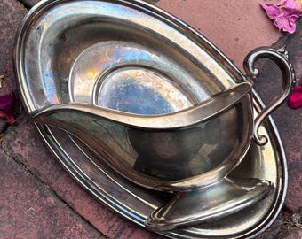 VINTAGE Sauciere Soßen Sauciere + Untertasse Tablett Platte oval silberfarbenes Metall niedrig Krug Auslauf irisierende Patina klassisch formell Servieren