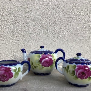 VINTAGE Nippon 3-teiliges handbemaltes Teeset Teekanne Zuckerdose Milchkännchen Kobaltblau & weiß rosa Rose floral gemarkt traditionell Japan