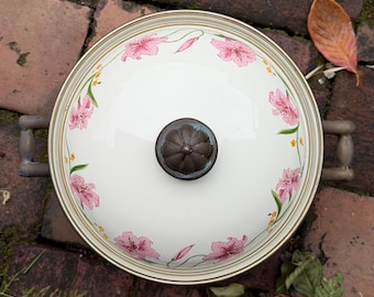 Olla esmaltada estilo Normandía de los años 80, Taiwán, con tapa, color beige y rosa, con asas de latón, ideal para cocinar. Capacidad: 2 cuartos de galón.