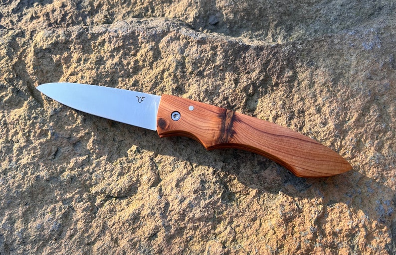 Phénix Juniper, artisanal pocket folding knife, one-piece handle, light, 100% French handcrafted image 1