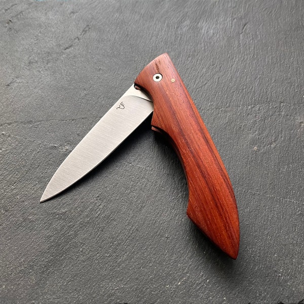 Phénix Ebène Rouge, couteau pliant de poche artisanal, manche monobloc, léger, artisanal 100% français