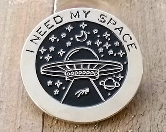 Necesito mi pin de esmalte espacial, pin de solapa OVNI, pin de sombrero introvertido, espacio personal