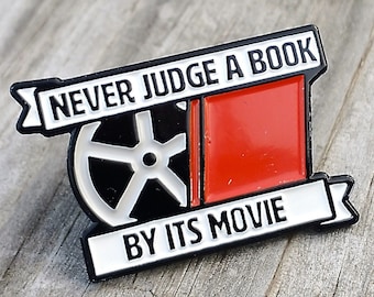 Emaille pin boek - Emaille pin Dont Judge a Book by its Movie - reversspeld boekenworm - leespin - emaille pins boek - leesgrage reversspeld