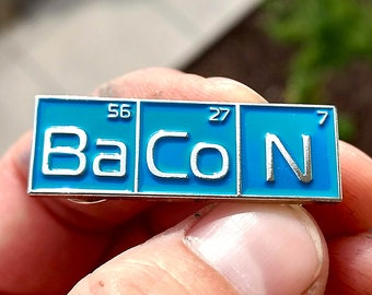 Emaille pin wetenschap - Bacon periodieke elementen reversspeld - grappige pin - geeky pin - coole pin - hoedenpin - emaille pins - reversspeldjes - grappige pins