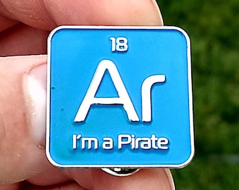 wetenschap emaille pin - periodiek element - Ar I'm a Pirate - reversspeld - reversspeldjes - emaille pinnen - hoedenspeld - hoedenspelden - wetenschapsspeld