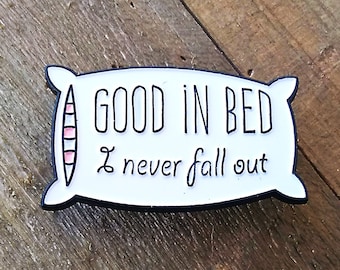 Pin de esmalte / Bueno en la cama Nunca me caigo Pin de solapa / Pin divertido / Alfiler de sombrero de dormir / Alfileres de esmalte de almohada / Alfileres de solapa / Alfileres de sombrero