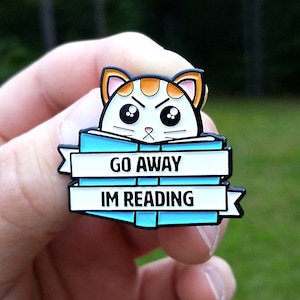 本のエナメルピン - 「Go Away Im Reading」エナメルピン - 本の虫のラペルピン - 読書ピン - 本のエナメルピン - 本好きのラペルピン - 読書ピン
