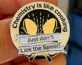 Emaille pin - Chemistry is Like Cooking Just Don't Lick the Spoon - reversspeld - hoedenspeld - grappige pin - emailspeldjes - reversspeldjes - hoedenspeldjes