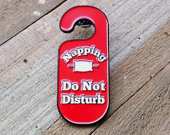 Dormir No molestar signo esmalte pin / pin de solapa divertido / alfileres de esmalte del sueño / alfileres de solapa divertidos / alfiler divertido / alfiler de sombrero