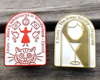 Klassiek boek emaille pins set | Alice in Wonderland reversspeld | Hoedspeld Alices Adventures in Wonderland | Emaille pin The Great Gatsby