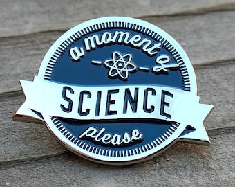 Pin de esmalte científico, un momento de ciencia, por favor / pin de solapa / pin de sombrero divertido