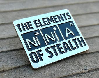 Emaille pin Ninja-elementen van stealth | wetenschap reversspeld | periodiek element grappige hoedenspeld | periodiek systeem