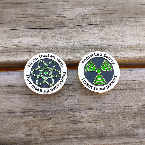 Kitűző - Atom Kitűző - Atom