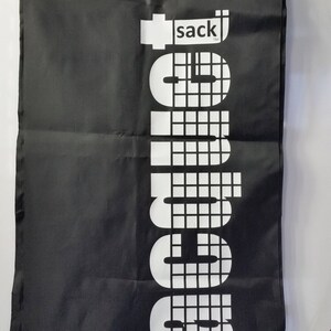 Op de afbeelding: Zwarte trekzak met wit tekst dat "racketsack" en "www.racketsack.com" luidt.