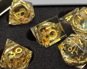 Juego de dados con anillos inspirados en flores secas reales, dados de resina hechos a mano para D&D, dados poliédricos de rol de fantasía, regalo para Pathfinder.