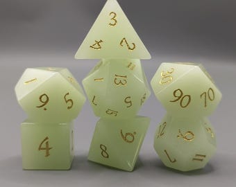 Juego de dados de piedras preciosas verdes | Dados poliédricos de piedra natural con caja de metal negra | Dados D&D para Dungeons and Dragons | Regalo para el Dungeon Master de juegos de rol de mesa
